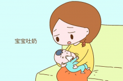 宝宝总是吐奶怎么办？轻松get新生儿吐奶的正确“应对术”！
