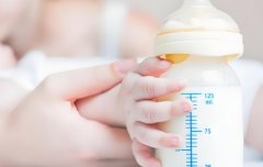 新生儿20天需要喝多少奶粉?新生儿20天喝奶需要注意什么?