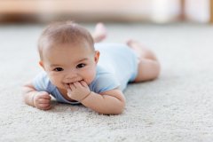 “一哭二闹三抬头”，开启宝宝成长新篇章，十二个月精心呵护全攻略！