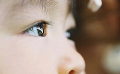 婴儿眼皮黑是怎么了?婴儿眼皮黑怎么办?
