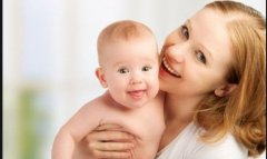 如何确保足够的母乳供应？母亲产生的乳汁量自动调节的嘛吗？