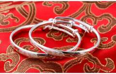 婴儿为什么不能戴金饰要戴银的？男宝女宝选首饰有什么讲究？