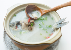 移植鲜胚后建议多喝鲫鱼汤，制作方法手把手告诉你