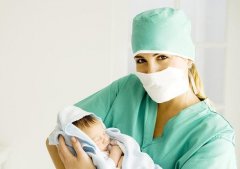 新生儿攒肚子有哪些表现？一文带你全面了解！