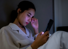 坐月子不要玩手机，对产妇健康和孩子发育都有危害！