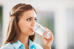 移植胚胎后嘴巴干是什么原因？是怀孕表现吗？