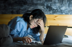 熬夜真的会偷走女性的生育力吗？揭秘危害与科学应对法！